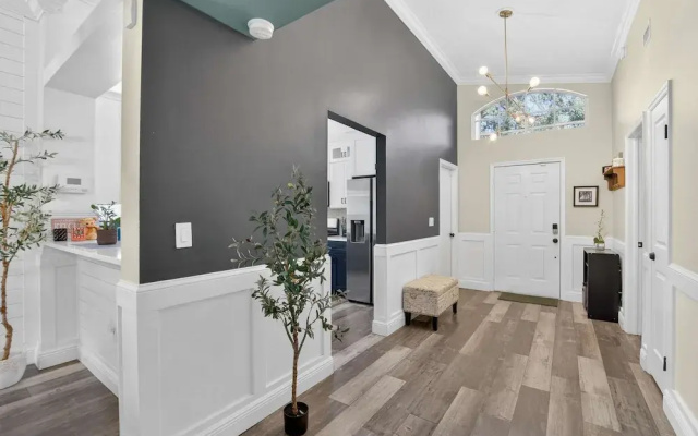 Lakefront 4-bedroom Home With Pool