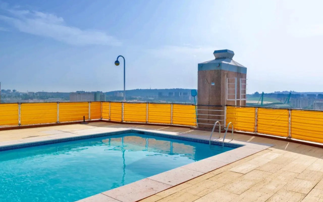 Swimming pool apartment with private parking