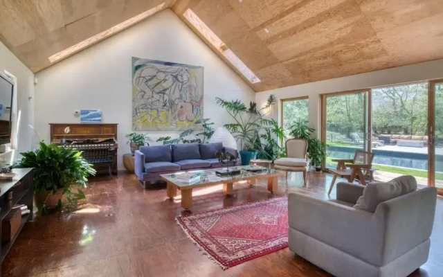 Spacious 5-br 4-bath Pool in East Hamptons