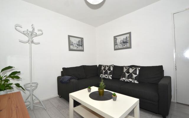 Charming 5-bed House in City Center and Car Park