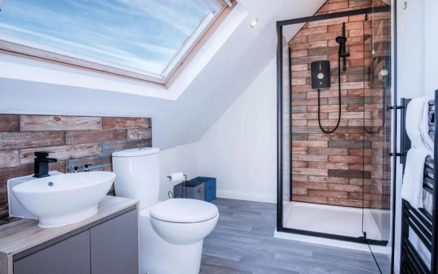 The Penthouse 1 Bedroom Apartment Ocean Breeze