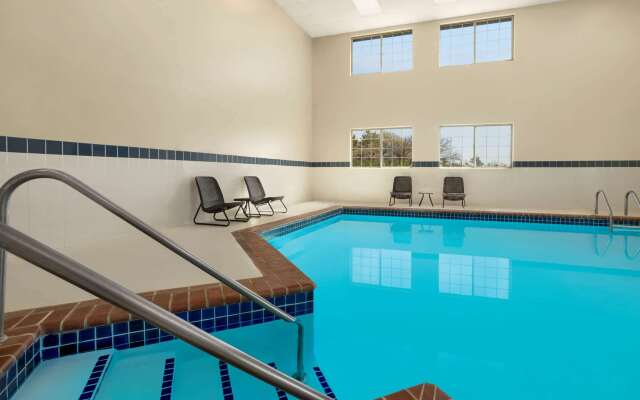 Baymont by Wyndham Blackwell I-35