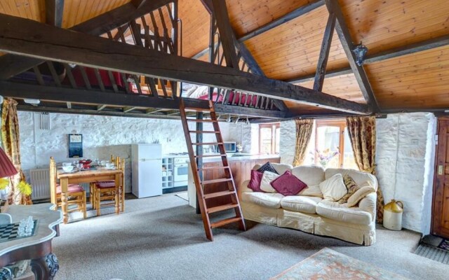 Chic Holiday Home in Talley With Garden
