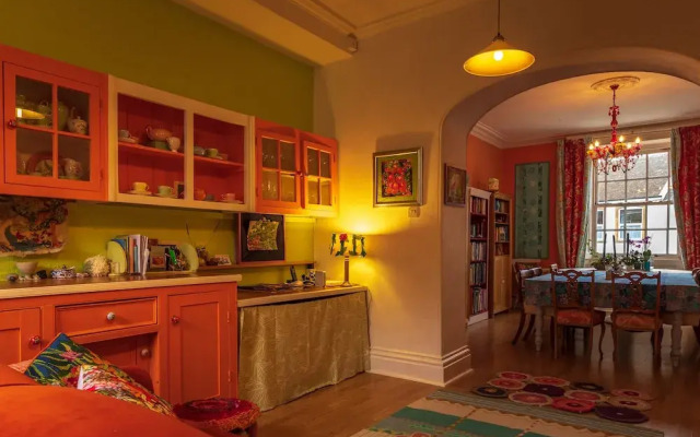 Artsy 5-bed House w/ Garden