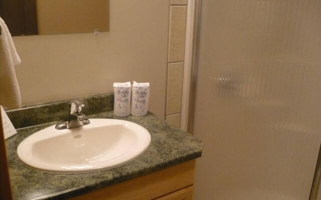 Basecamp Lodge Golden