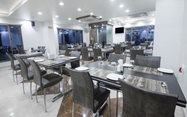 OYO 15582 Hotel Vrinda Regency