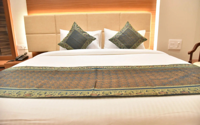 Hotel R K Grand