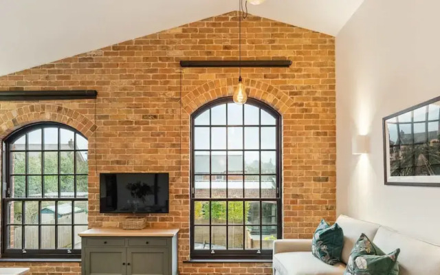 Chapel Loft - Brand New With Parking