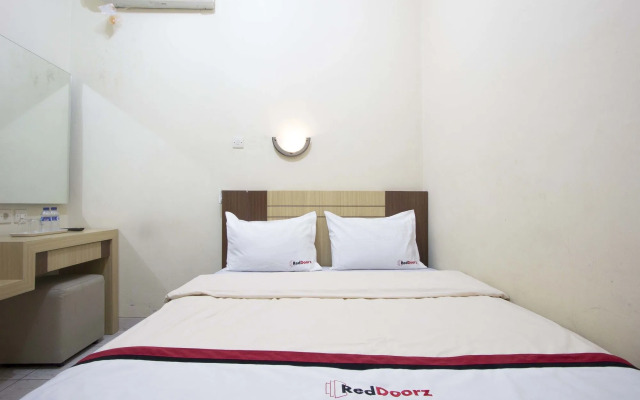 RedDoorz Plus near Stadion Mandala Krida