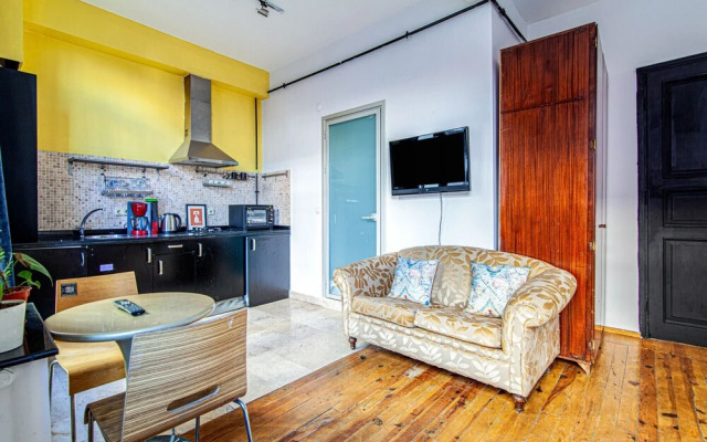 Vibrant Flat With Excellent Location in Beyoglu