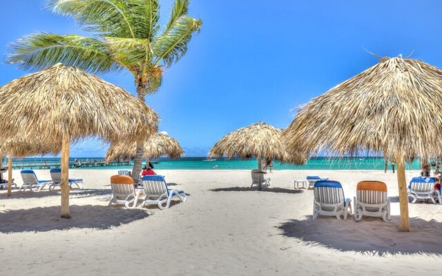 Exquisite Ocean and Pool View Apartment Next to the Beach