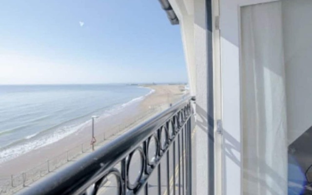 Harbour High - Luxury Beach Penthouse - Sleeps 6