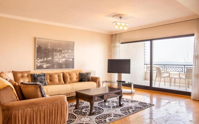 Spacious Flat With Sea View In Zmir Karsiyaka