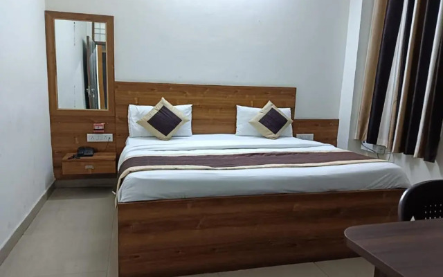OYO 16721 Divine Hotel