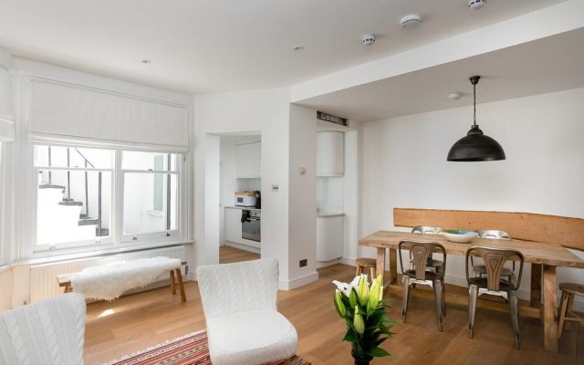 Beautiful 2BR Home in West Kensington, 6 Guests