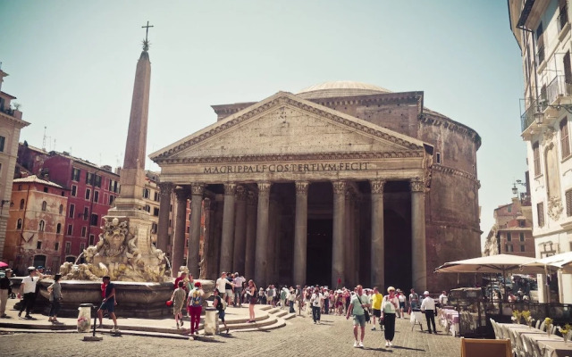 Beautiful Designer Flat Close to Pantheon, Serviced by Hostmaker