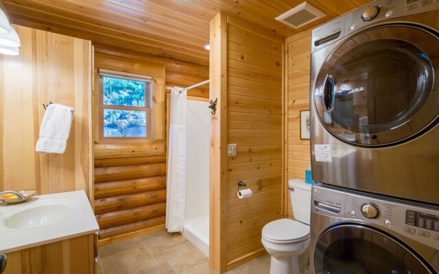 Armstrong Luxury Log Vacation  At Windcliff 4 Bedroom Home by RedAwning