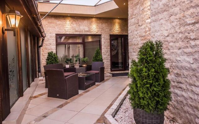 H & V Residence - Split Level Apartment