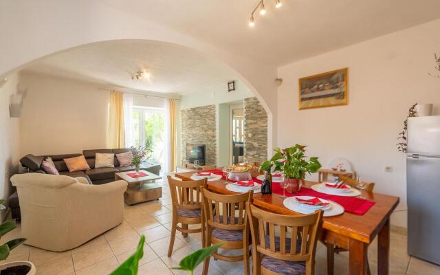 Beautiful Holiday Home in Lisicic