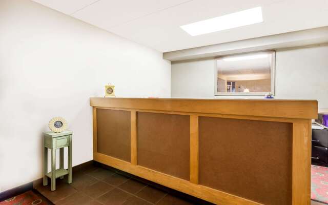 Days Inn by Wyndham Cedar Falls- University Plaza