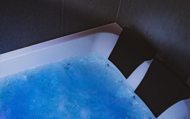 Glass House Hot Tub Apartments