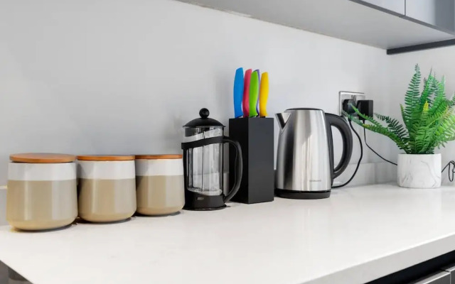 Spacious 4bedroom House-01 in Farnham Royal Slough