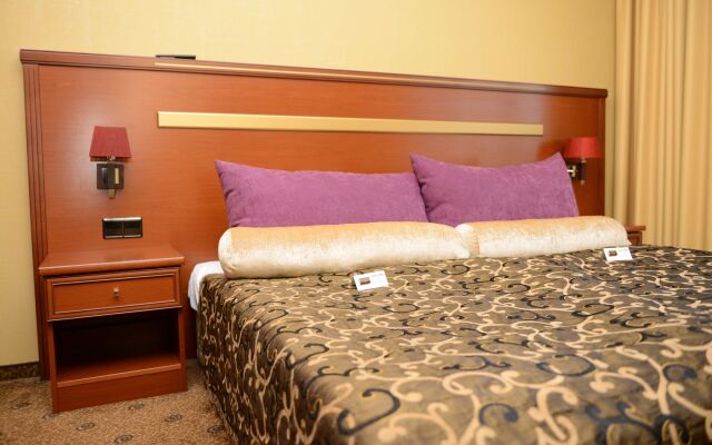 Hotel Golden Lake Resort