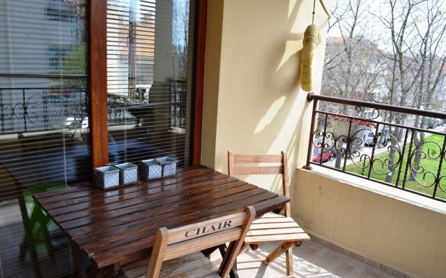 FM Premium 1-BDR Apartment-ART