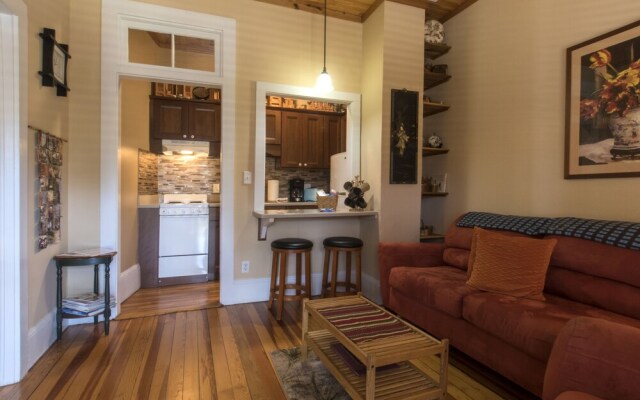 Calhoun House Inn & Suites