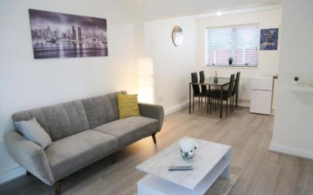 Gorgeous ground floor apartment + free parking