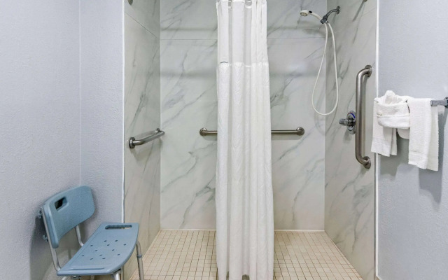 Super 8 by Wyndham Grand Prairie Southwest