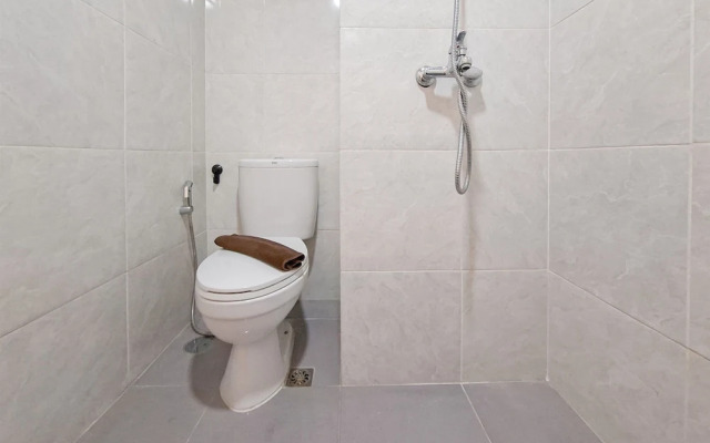 Simple Neutral Toned Studio Room At Parkland Avenue Apartment