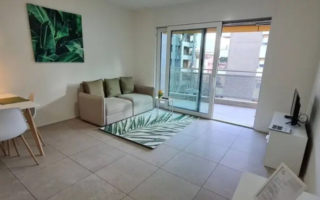 "central Brand New Apartment With Private Parking"