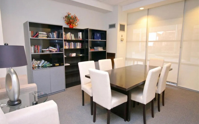 Atlas Suites - Bay & College