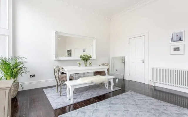 Luxury 4-bedroom Townhouse in Prestigious West End