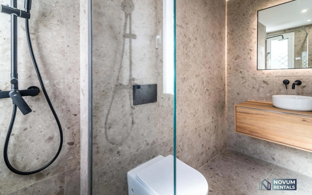 TOP RENOVATED 3-BDRM TOWNHOUSES with POOL, BBQ & ROOFTOP TERRACES