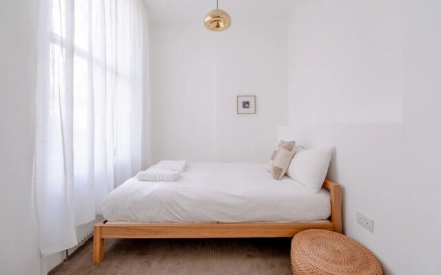 Stylish & Light Victorian 2BD Flat - Holland Park