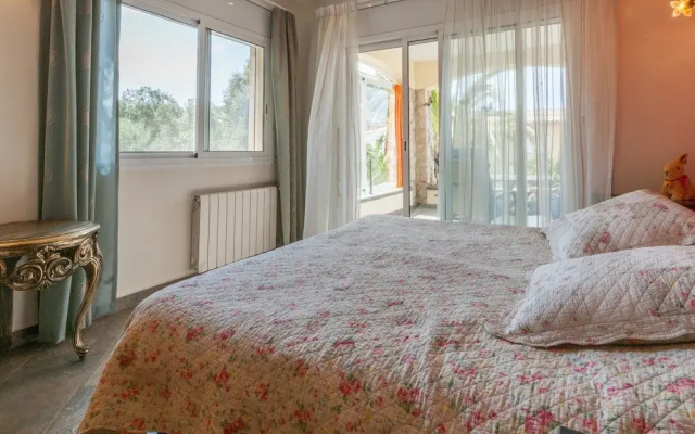 Luxurious Apartment in Roses With Swimming Pool