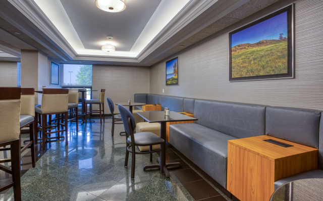 Drury Inn & Suites St. Louis Fairview Heights
