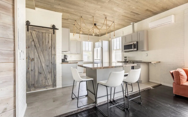 Midtown Penthouse Blocks to Beach