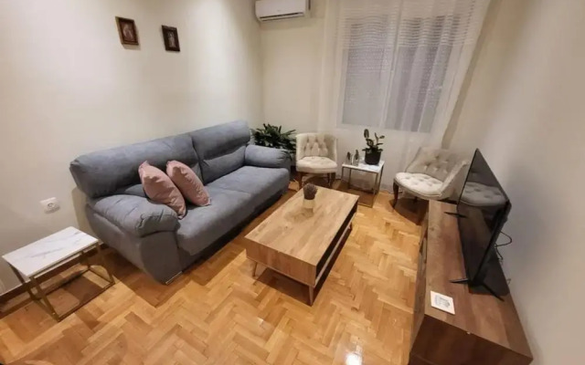 2 bd Renovated Flat at Acropolis