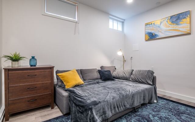 Spacious Newly Renovated 1 Bedroom Suite