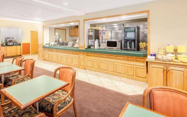 Days Inn & Suites by Wyndham Kalamazoo