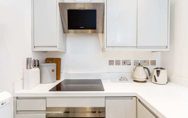 Bright Warwick Chambers Apartment