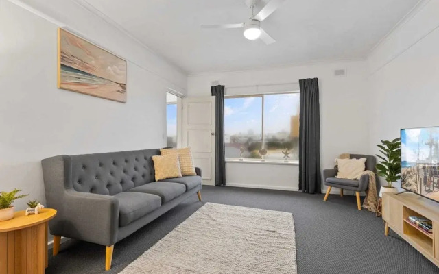 Beachside 2-bed Apartment With Balcony Views