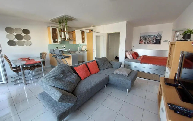 Mischek Tower Apartment with private terrace next to UNO