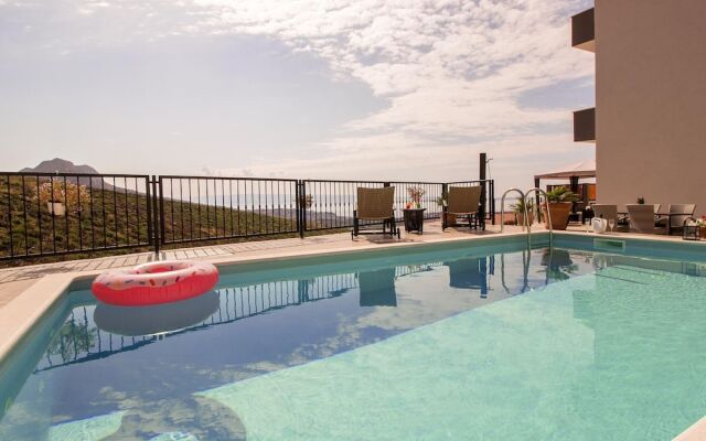 Premium Holiday Home in Kučine-Mravinci with Swimming Pool
