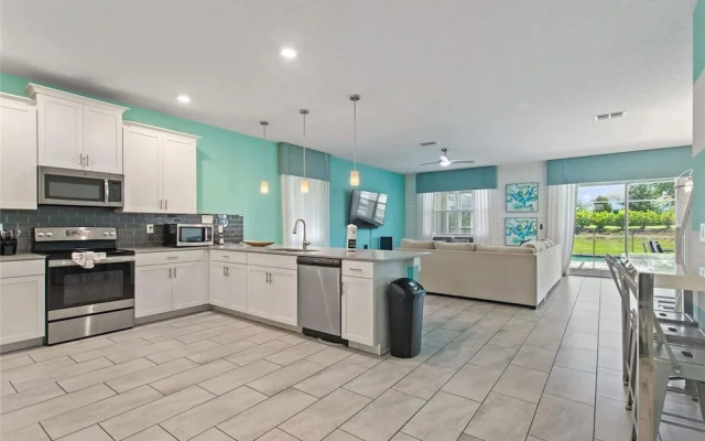 Upstay - Championsgate Home w Hot Tub-pool-cinema