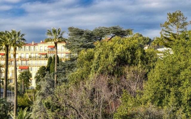 Sunny Apartment With Magnificent View of Plage du Midi Beach