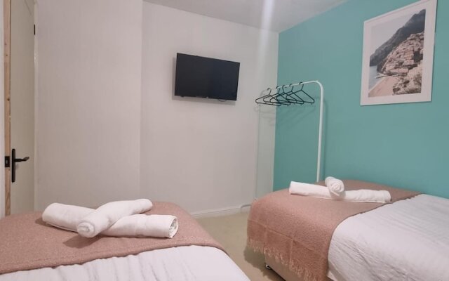 Stunning 3-bed Home Near City Centre, Chic Comfort